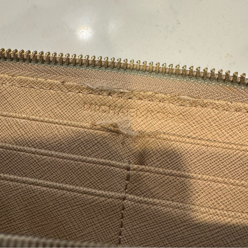 🎈 2/$5 🎈 Michael Kors Gold Logo Tan Wallet - Picture 4 of 6